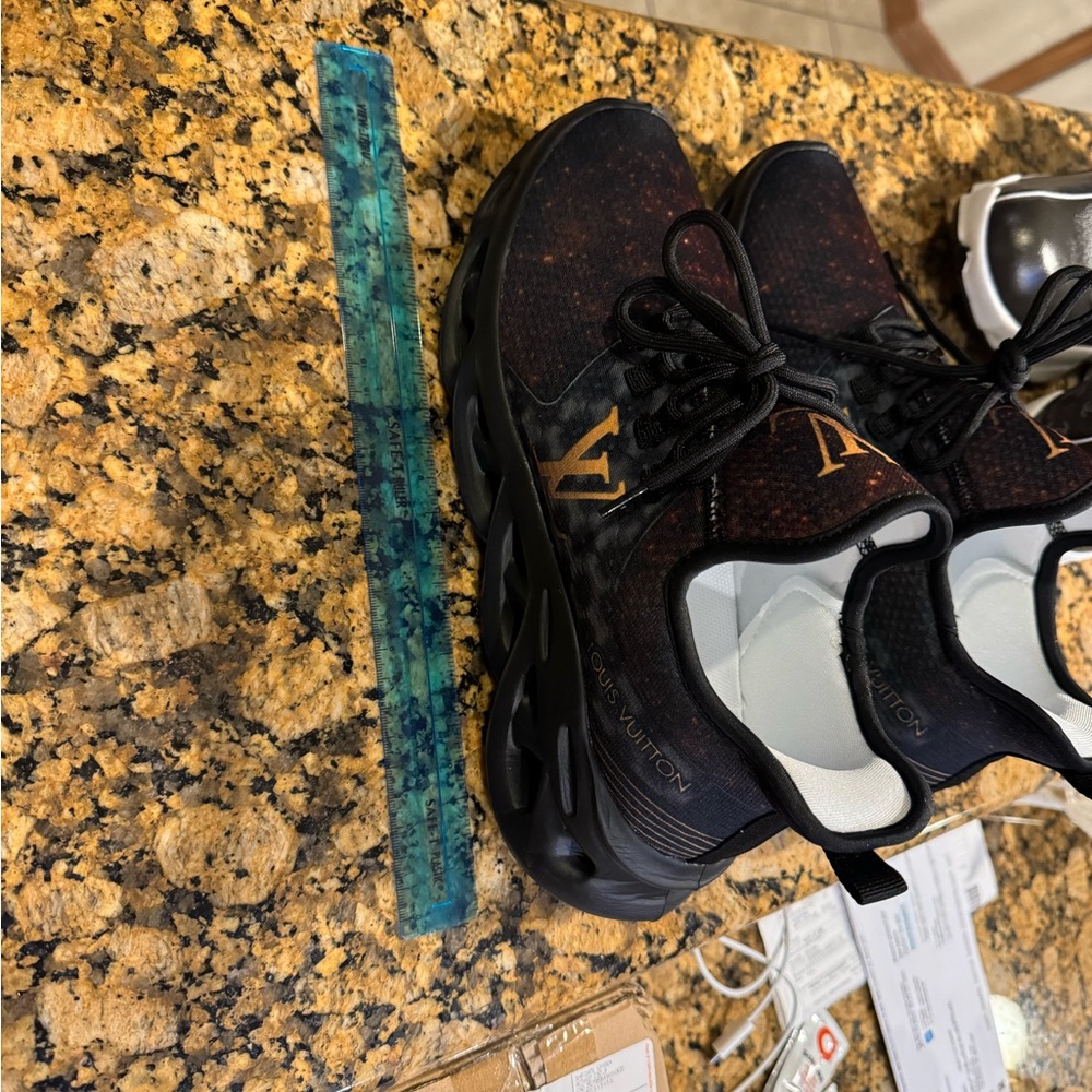 Really nice tennis shoes men or women